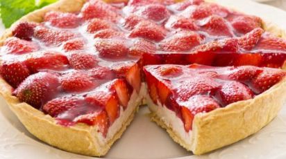 Летний пирог с клубникой