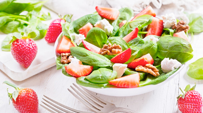 Салат со шпинатом, клубникой, орехами: легкий и вкусный рецепт