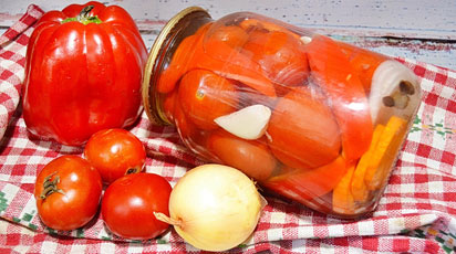 Заготовки на зиму: вкуснейшие маринованные помидоры с болгарским перцем